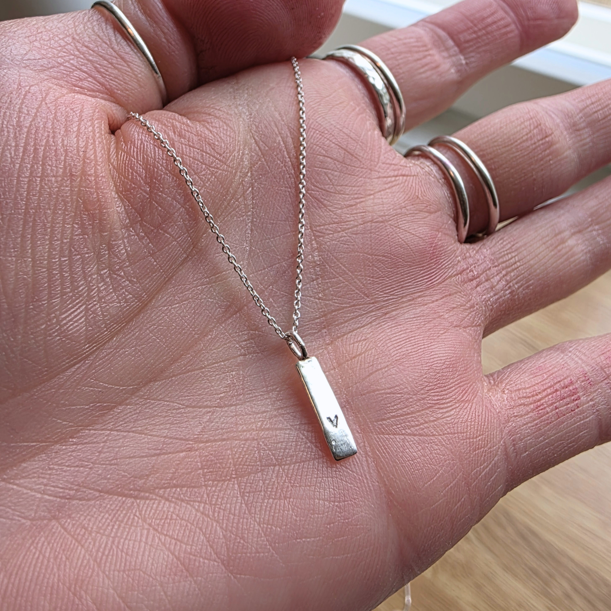 Minimalistiskt hänge med litet hjärta