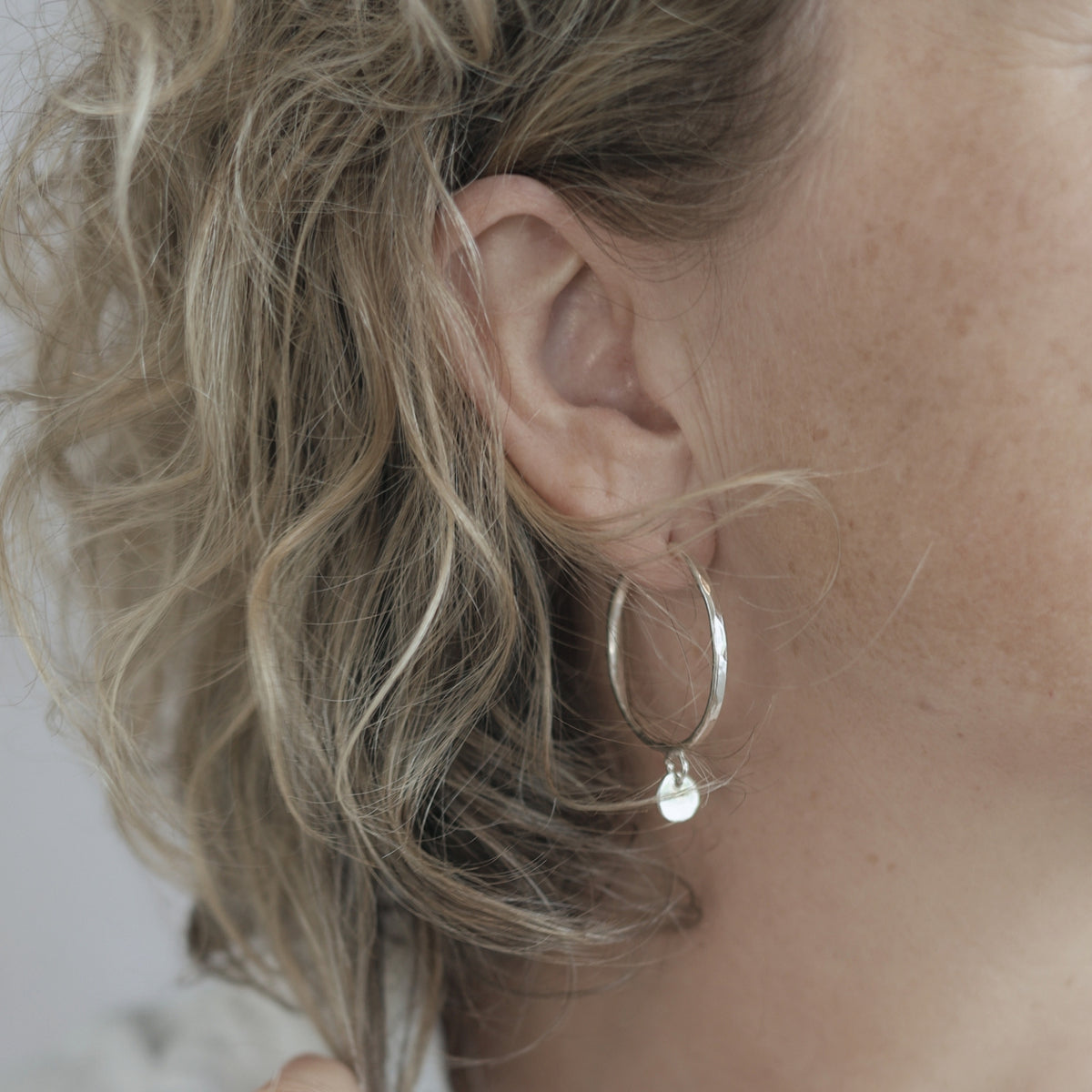 Hamrade hoops med hänge (3 cm) - Silverörhängen